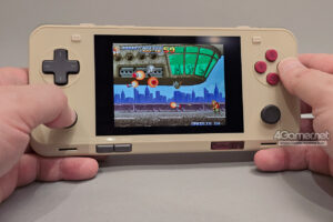 O Android Portable Game Console “Ayaneo Pocket Ace” é mostrado na foto. Um console de jogos de bolso para jogos retrô com uma boa textura.