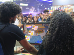 Um jogo PvP de cima para baixo nascido na rua onde você luta com seus próprios heróis. Atirador urbano “UniqKiller: Urban Shooter” de São Paulo