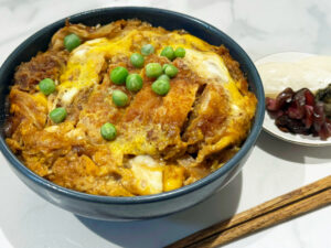 Uma reprodução do amado katsudon de Kafu Nagai de “Bungo to Alchemist”. Meu café colaborativo: Menu 086